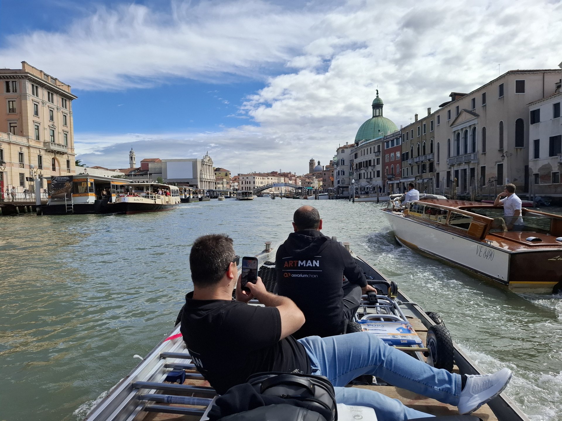 Das Kit auseinandergenommen und auf ein Boot geladen: Rahmen, Räder und Koffer reisen in Teilen dorthin, wo ein Wagen nicht hinkommt